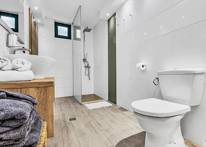 Rita Mit Blick Auf Wasser By Interhome 马卡尔斯卡